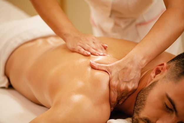 Closeup of man having back massage during spa treatment at wellness center _ Free Photo